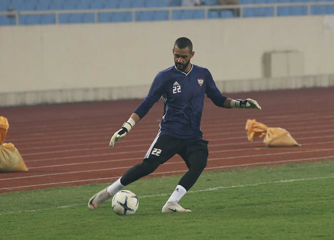 Cầu thủ UAE đỡ bóng nảy 3 mét trong buổi tập trước trận Việt Nam