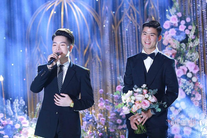 VIDEO: Đức Phúc hát ca khúc mới nhất trong đám cưới Duy Mạnh