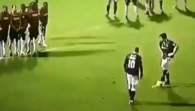 VIDEO: Cách cản phá sút phạt hiệu quả nhất trong bóng đá