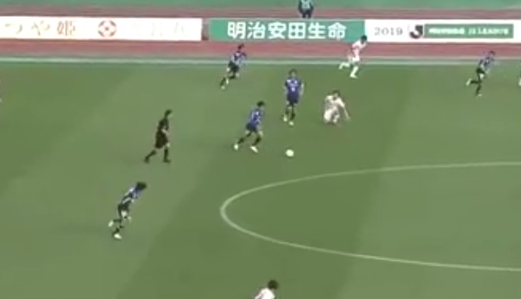 VIDEO: Ghi 2 bàn từ giữa sân chỉ trong 90 giây