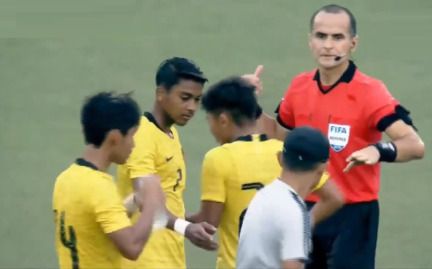 VIDEO: Bác sĩ U19 Malaysia nhận án phạt hy hữu từ trọng tài