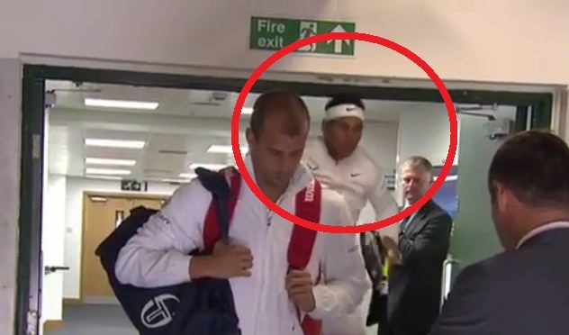 VIDEO: Nadal 'chơi dại' phi thẳng đầu lên nóc cửa
