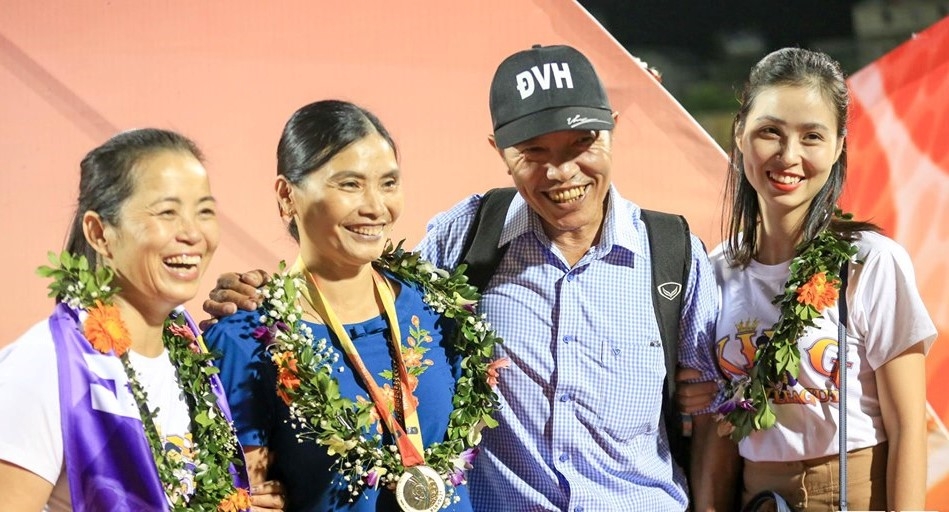 Bố mẹ thay Đoàn Văn Hậu nhận huy chương vô địch V-League 2019