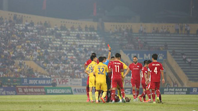 CĐV Nam Định lại có hành động xấu xí sau trận đấu với Viettel