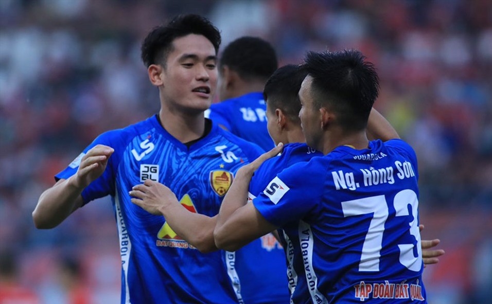 Cựu vương V.League bất lực trước 'ông kẹ' giải hạng Nhất