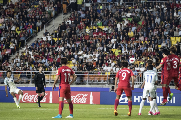 U20 Anh vượt qua Hàn Quốc để vươn lên ngôi đầu bảng A