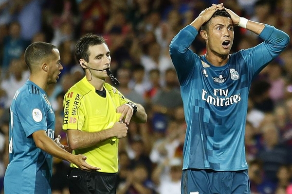 Chính thức: Ronaldo nhận án treo giò nặng vì đẩy trọng tài