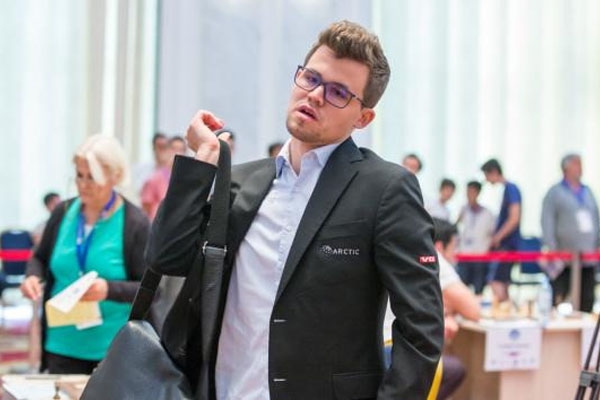 Vua cờ Carlsen bị loại bởi nước đi ‘dị’ chưa từng thấy