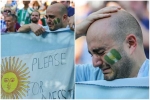 Xúc động hình ảnh CĐV Argentina khóc lóc cầu xin Nigeria thắng vì Messi