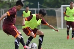 Cựu sao MU tới xem U19 Việt Nam thi đấu