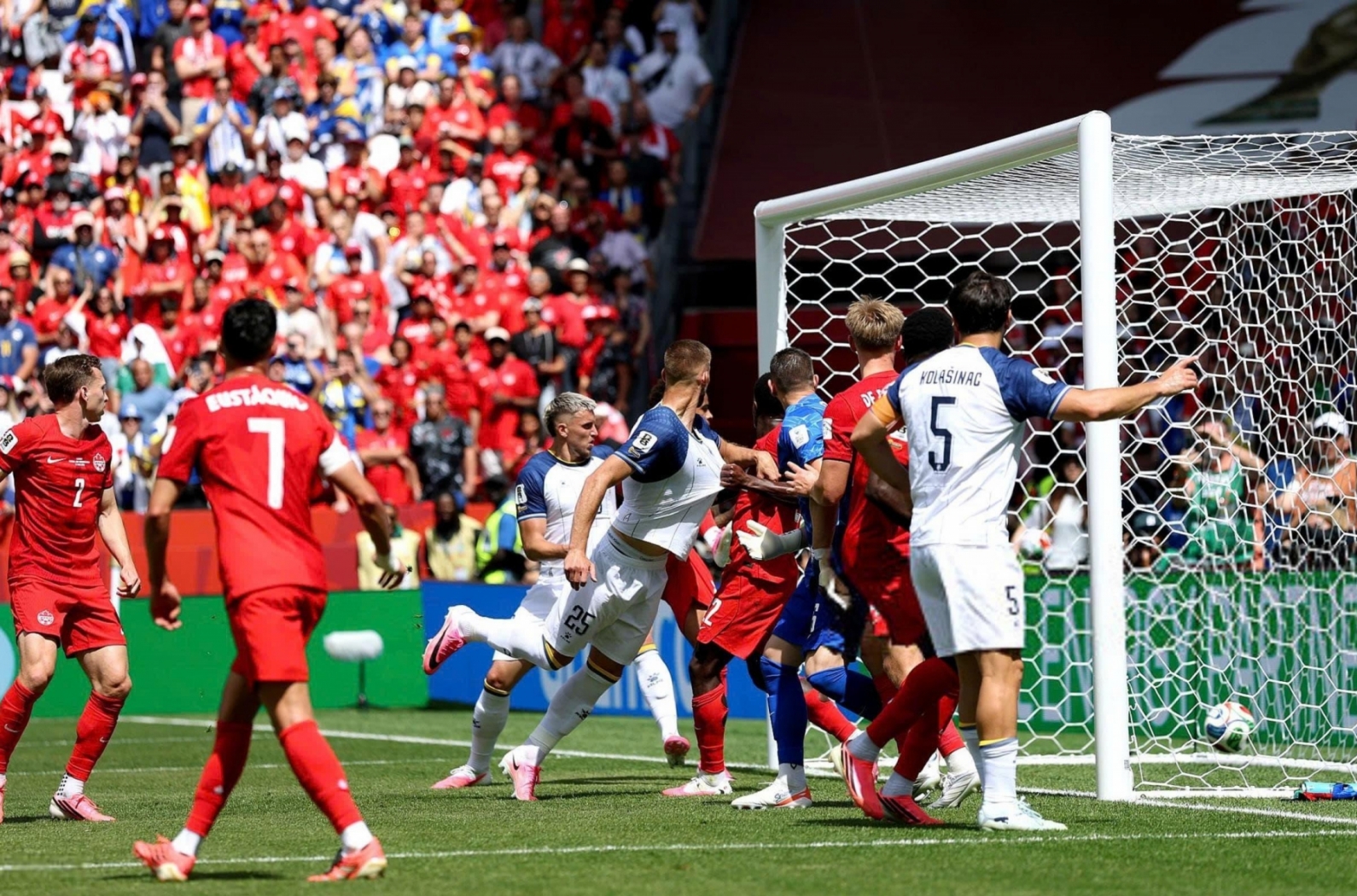 Huyền thoại tỏa sáng, Canada giành điểm lịch sử tại World Cup