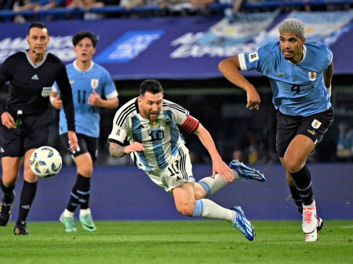 Messi im tiếng, Argentina 'ngậm trái đắng' trước Uruguay ngay trên sân nhà