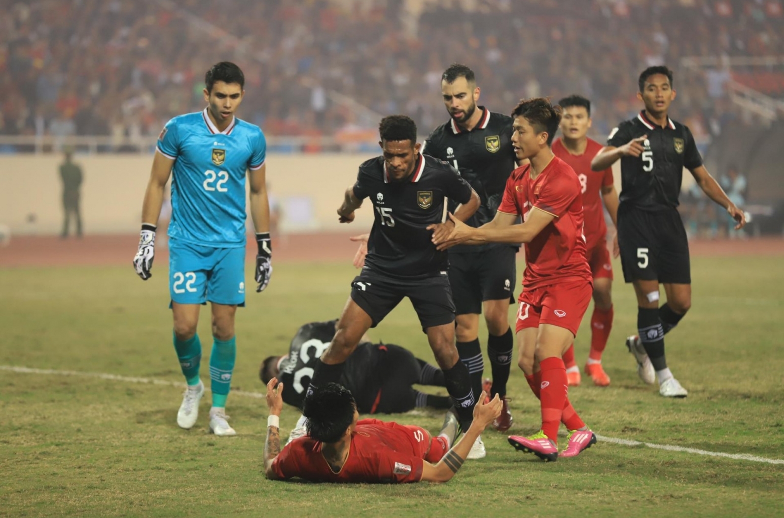 Sao nhập tịch Indonesia thừa nhận xấu hổ vì 'câu thẻ' Văn Hậu tại AFF Cup