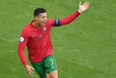 Ronaldo đệm bóng trước khung thành trống ghi bàn vào lưới ĐT Đức