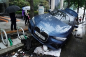 'Xót ruột' hàng loạt xe sang ngổn ngang trên đường phố Seoul sau trận mưa lũ lịch sử