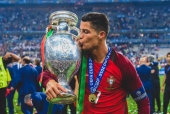 EURO, kỷ lục và nước mắt Ronaldo