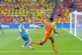 Wijnaldum dứt điểm vọt xà, lỡ cơ hội mở tỉ số cho Hà Lan