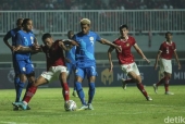 Hành động quá khích, cầu thủ Curacao bị CĐV Indonesia ‘tấn công’