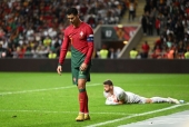 Ronaldo quá vô duyên, Bồ Đào Nha trả giá đắt trước người Tây Ban Nha