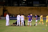 Derby Hà Nội vs HAGL: Tuyển thủ ĐT Việt Nam được đưa đi cấp cứu