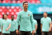 Ronaldo chơi trội, công khai ‘đối đầu’ UEFA tại EURO 2021
