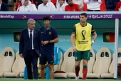 Đẩy Ronaldo lên ghế dự bị, HLV Bồ Đào Nha được ca ngợi hết lời