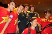 Video bóng đá: U19 Nhật Bản được NHM Việt Nam chào đón nồng nhiệt tại sân bay