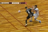 VIDEO: Đá bóng như đánh người, cầu thủ Brazil khiến đối thủ bất tỉnh