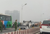Nữ tài xế mất lái, ô tô lật ngửa trên cầu Vĩnh Tuy