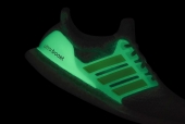 Đã mắt với Adidas UltraBOOST 5.0 DNA phát sáng