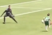 VIDEO: Cầu thủ trả giá vì chần chừ trước kẻ nhanh nhất sân