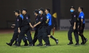Cảnh sát cơ động 'giải vây' cho trọng tài rời sân