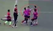 VIDEO: Cầu thủ Trung Quốc đá phi thể thao đạp thẳng mặt đối thủ