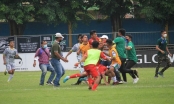 VIDEO: Chán đá bóng, cầu thủ Indonesia lao vào hỗn chiến như phim hành động