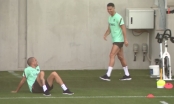 Ronaldo hồn nhiên 'chơi khăm' Pepe trên sân tập