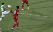 VIDEO: Cầu thủ Indonesia chơi xấu, xông phi thẳng vào người tiền đạo U23 Việt Nam
