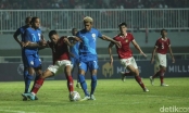 Hành động quá khích, cầu thủ Curacao bị CĐV Indonesia ‘tấn công’