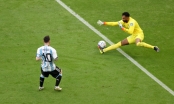 Thủ môn Ả Rập tự chỉ hướng cho Messi sút penalty