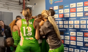 Ngỡ ngàng, 2 nữ cầu thủ bóng rổ tấn công nhau ngay trên sóng trực tiếp