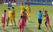 VIDEO: Trọng tài Việt Nam rời sân trên xe cứu thương sau quyết định tranh cãi