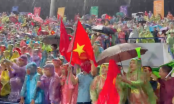 VIDEO: CĐV hò reo cổ vũ U23 Việt Nam dưới cái mưa tầm tã trên sân Việt Trì