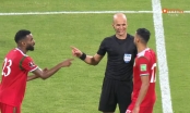 Bức ảnh 'tươi cười' của trọng tài với cầu thủ Oman khiến CĐV Việt Nam tức giận