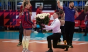 Búp bê bóng chuyền Nga 'sững sờ' khi được bạn trai cầu hôn ngay trên sân