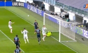 Ronaldo bỏ lỡ vô cùng khó tin, bực tức trút giận vào cột dọc