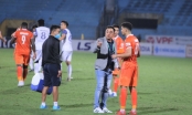 HLV Bình Định chỉ bảo chiến thuật cho cựu cầu thủ Barca