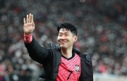 Son Heung-min có hành động đặc biệt khiến triệu NHM ấm lòng