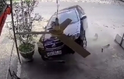 VIDEO: Nữ học viên tập lái ô tô mất lái bay như chim vào nhà dân