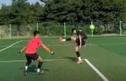 Video: Pha bóng đến Ronaldinho cũng chào thua