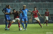 Hành động quá khích, cầu thủ Curacao bị CĐV Indonesia ‘tấn công’