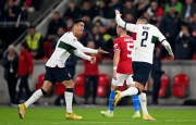 Ronaldo đổ máu, dàn sao MU thi nhau tỏa sáng đưa Bồ Đào Nha lên nhất bảng